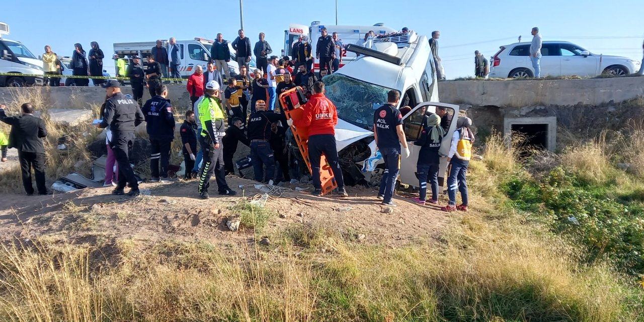 İşçi servisiyle kamyonet çarpıştı: 17 yaralı