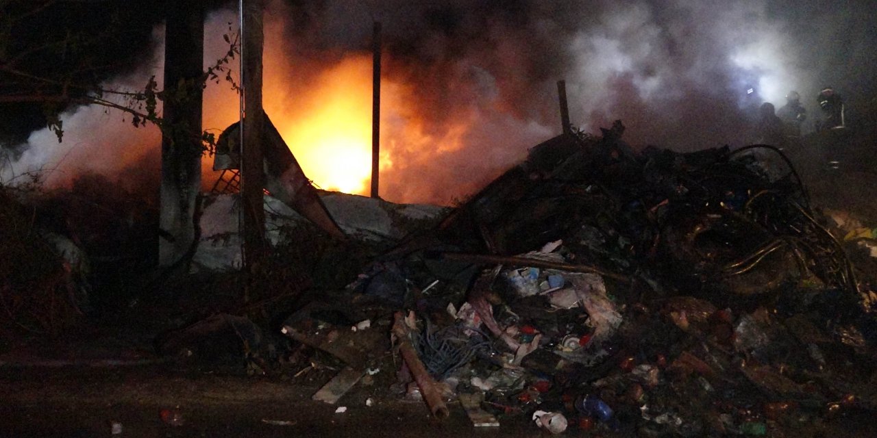 Geri dönüşüm malzemelerinin toplandığı alanda çıkan yangın, büyümeden söndürüldü