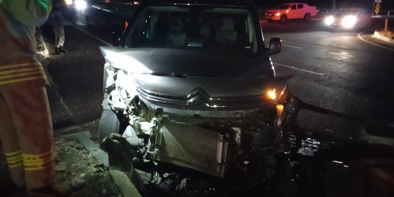 Mardin'de minibüs ile hafif ticari araç çarpıştı: 8 yaralı