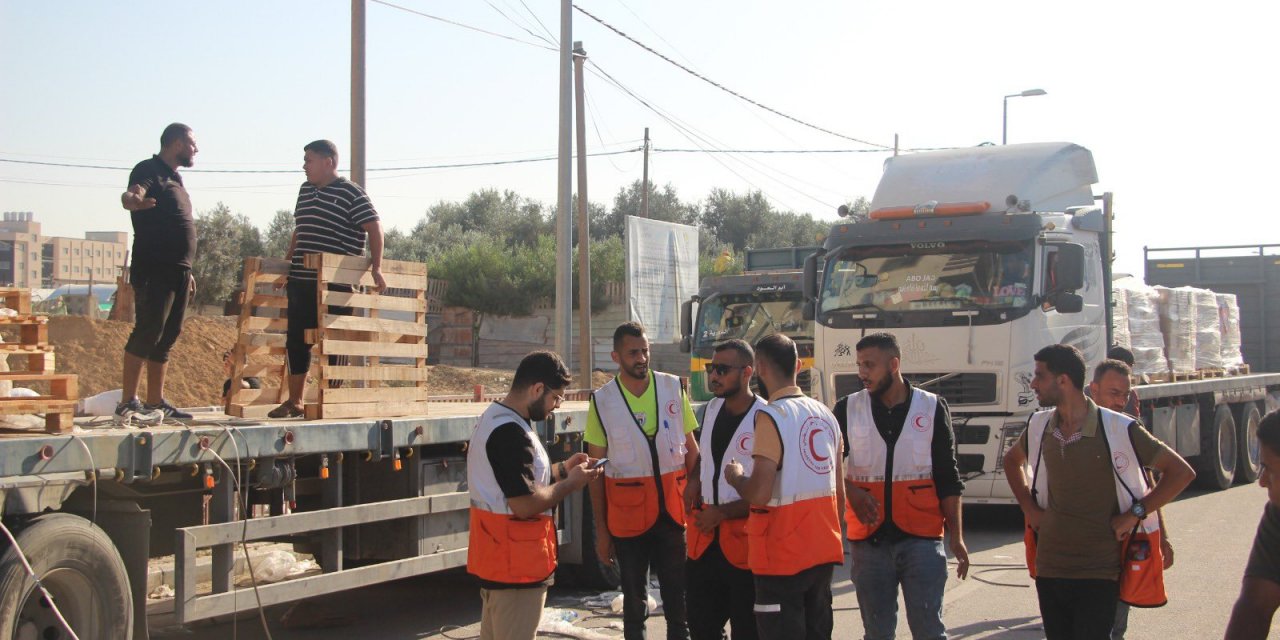 Filistin Kızılayı, insani yardım yüklü 30 kamyonu daha teslim aldı