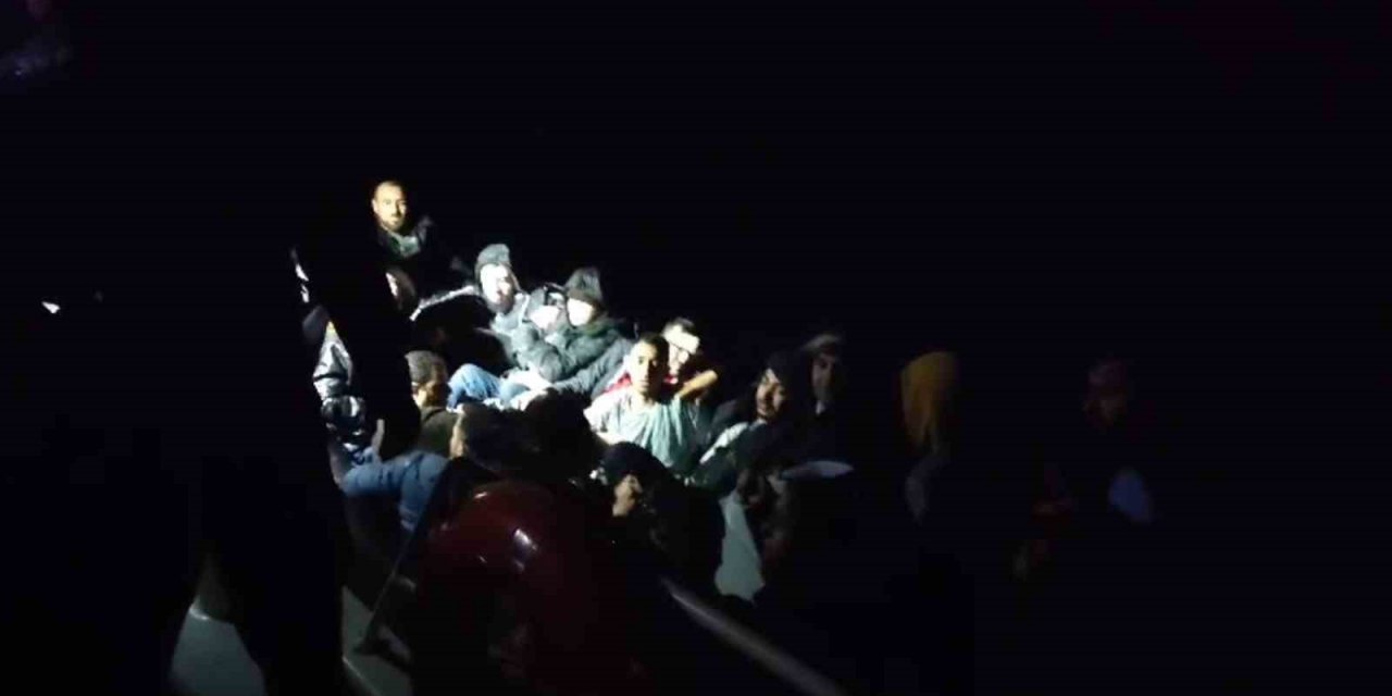 Lastik bottaki  20 düzensiz göçmen kurtarıldı