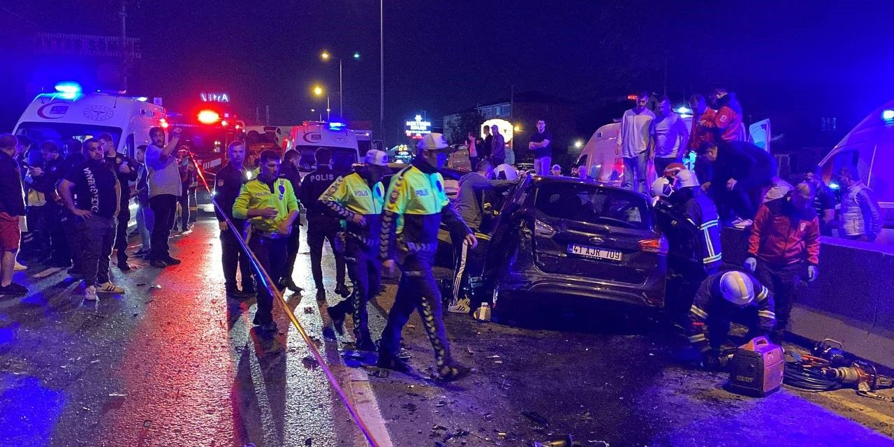 İki otomobilin çarpıştığı feci kazada 2 kişi öldü, 7 kişi yaralandı