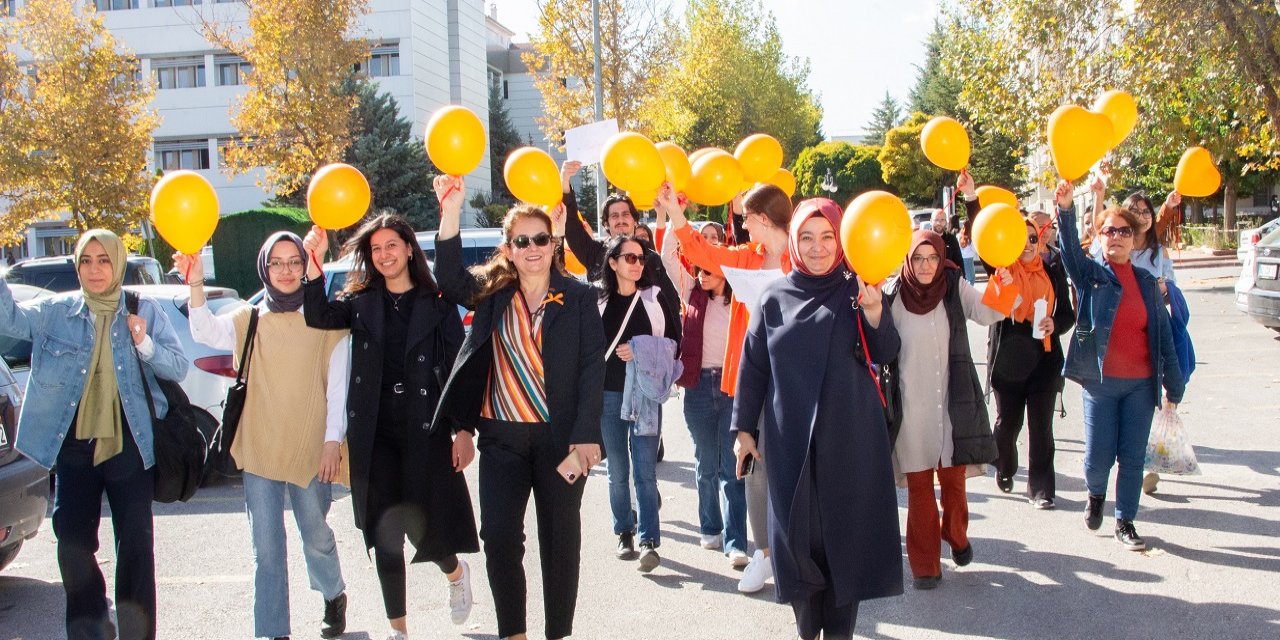 Selçuk Üniversitesi öğrencileri, lösemili çocuklar için yürüdü