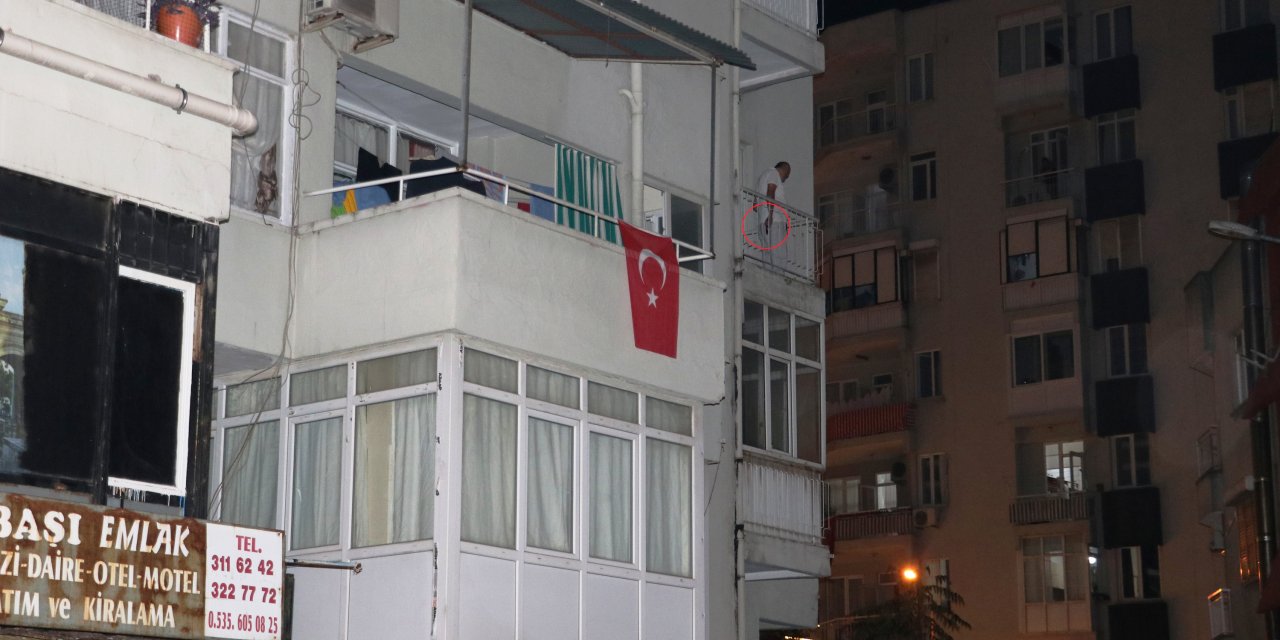 Balkona çıkıp, etrafa gösterdiği tabancayı başına dayadı; polis ikna etti