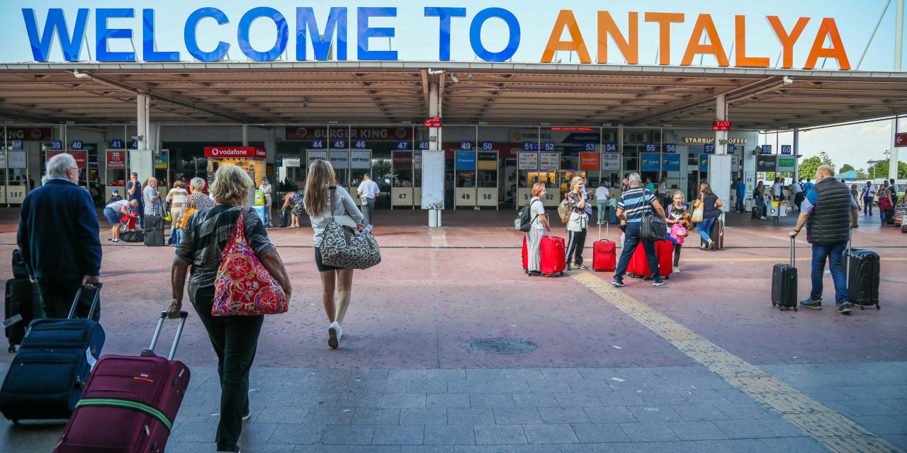 Antalya'ya uçakla 3,5 saatte gelen turist oteline 5 saatte ulaştı
