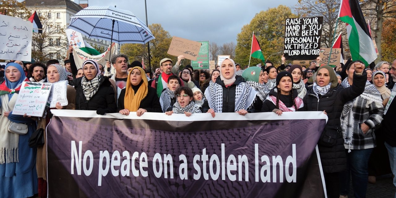 Almanya'da binlerce kişi, İsrail'in Gazze'ye yönelik saldırılarını protesto etti