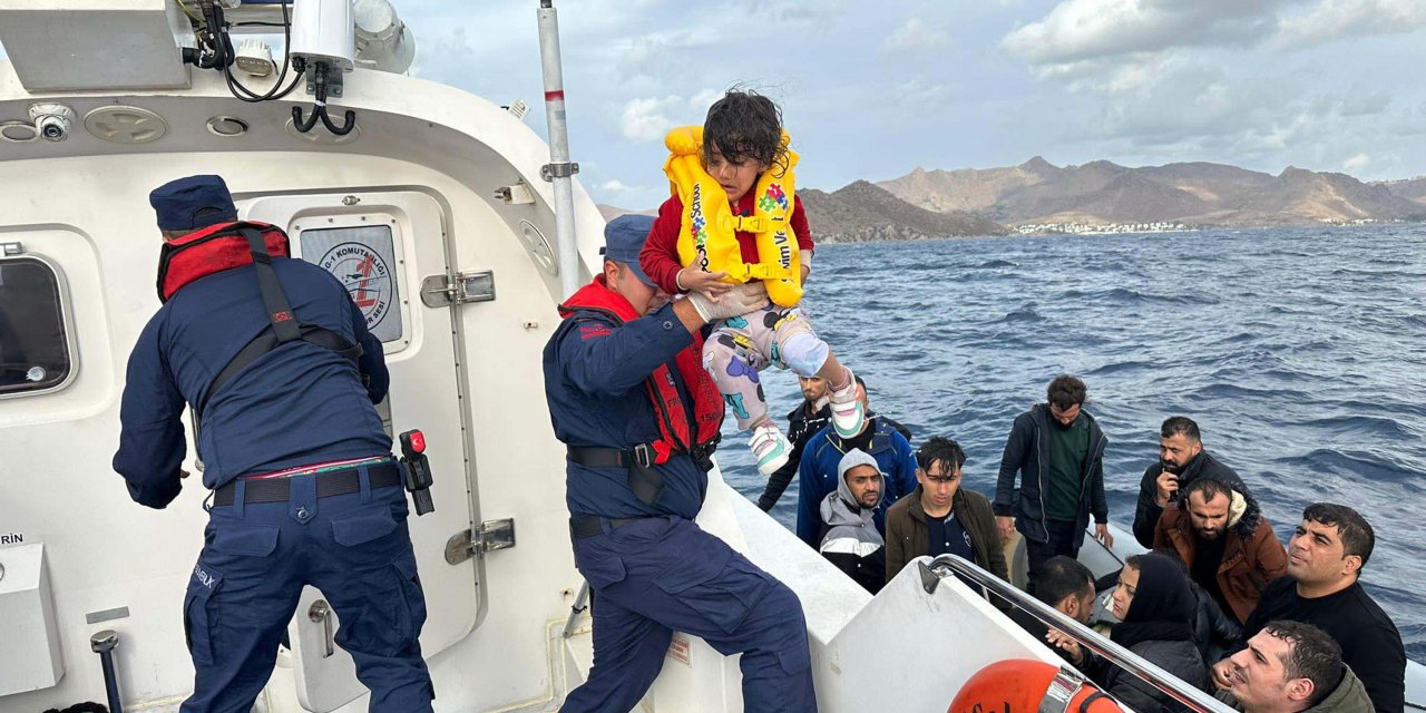 Türk kara sularına geri itilen 35 kaçak göçmen yakalandı