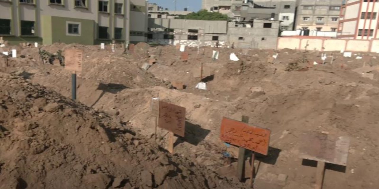 Gazze'de Şifa Hastanesi'nin bahçesinde toplu mezar...