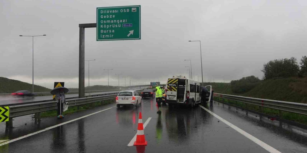 Kuzey Marmara Otoyolu’nda iki araç çarpıştı: 13 yaralı