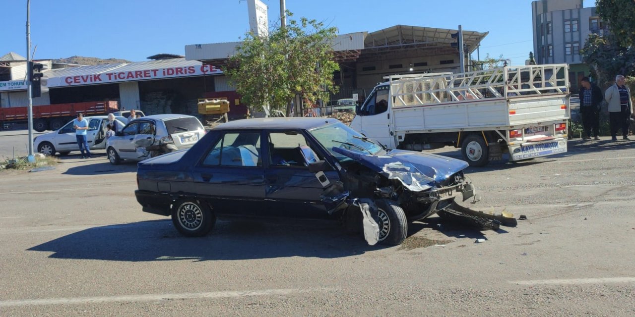 İki otomobilin çarpıştığı kaza, araç kamerasında: 2 yaralı