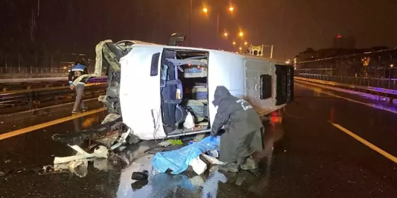 Minibüs bariyerlere çarpıp devrildi: 1 ölü, 1 yaralı