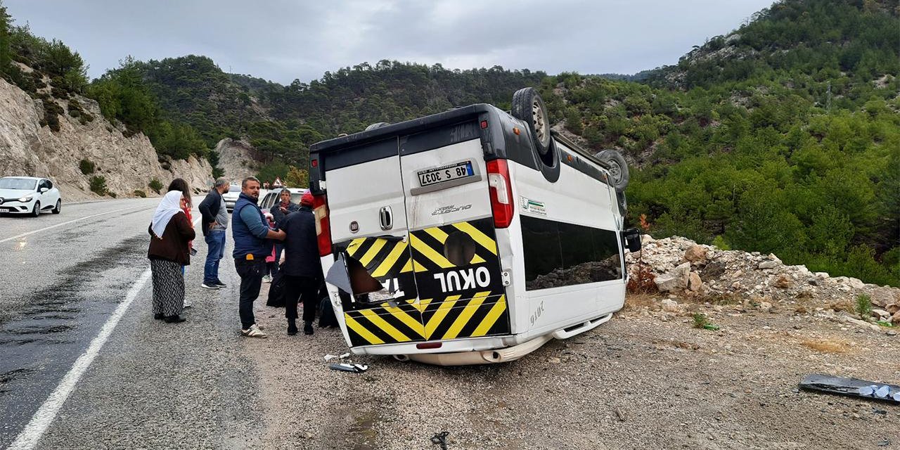 Servis minibüsü devrildi, 9 öğrenci yaralandı