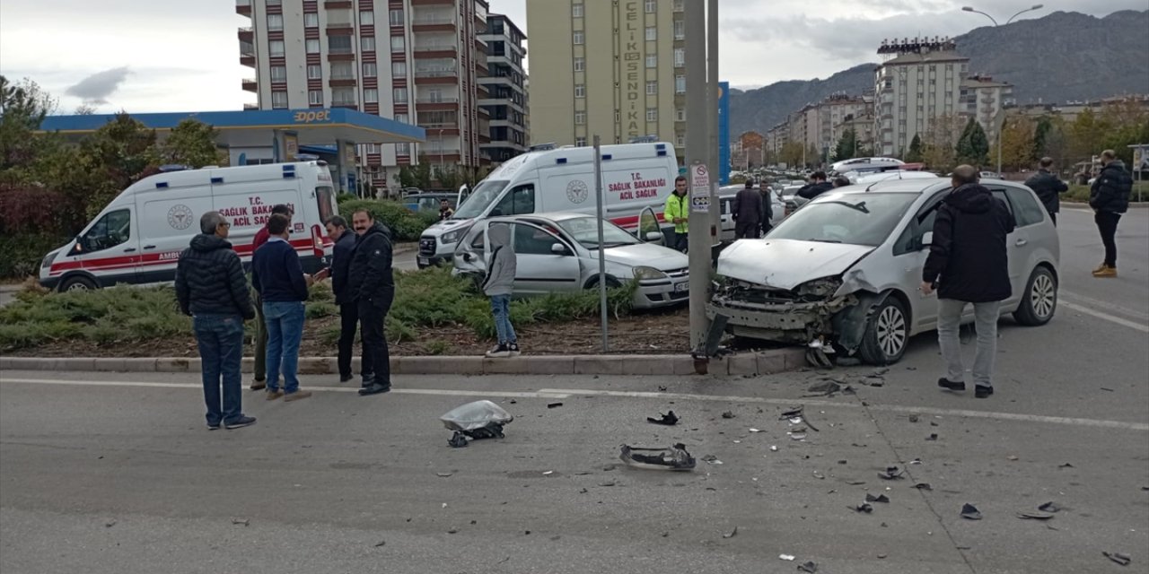 Konya'da iki otomobil çarpıştı , 6 kişi yaralandı