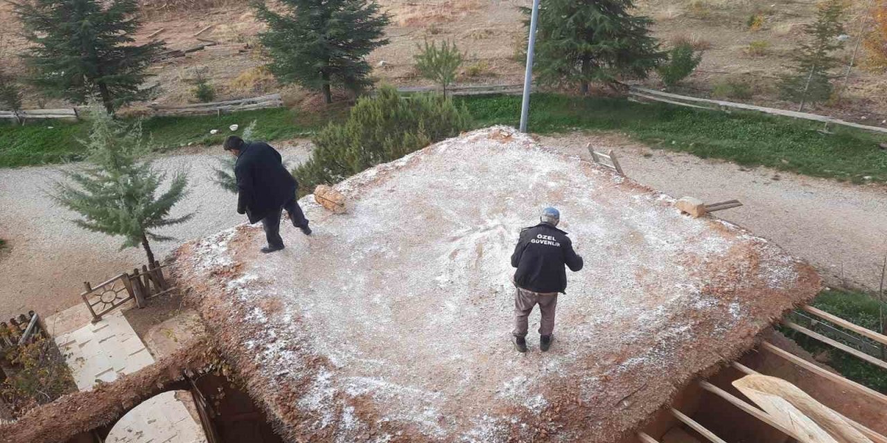 Konya Sonsuz Şükran Köyü'ndeki toprak damlarda kış hazırlığı