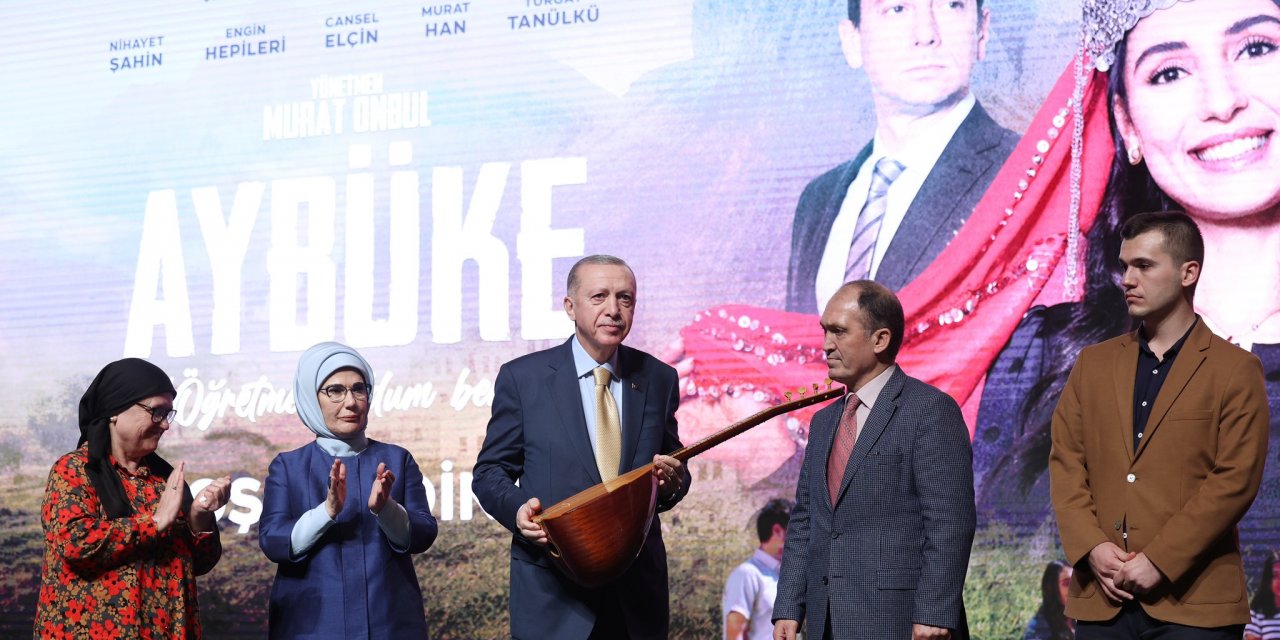 Cumhurbaşkanı Erdoğan'a, şehit öğretmen Aybüke Yalçın'ın bağlaması hediye edildi