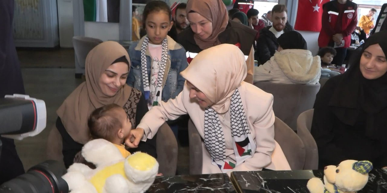 Bakan Göktaş Türkiye'ye getirilen Filistinlileri ziyaret etti