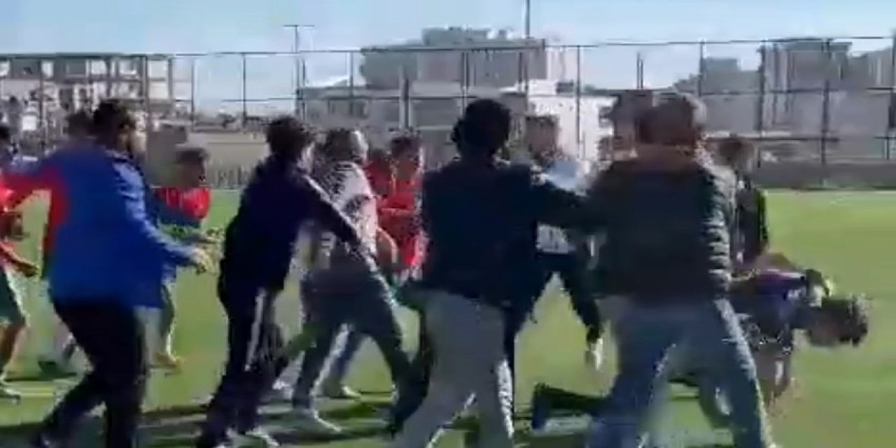 Futbol turnuvasında tekmeli yumruklu kavga