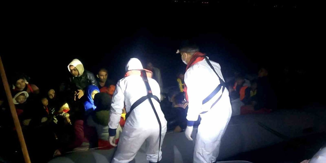 Sahil Güvenlik Komutanlığı ekipleri 54 kaçak göçmeni yakaladı