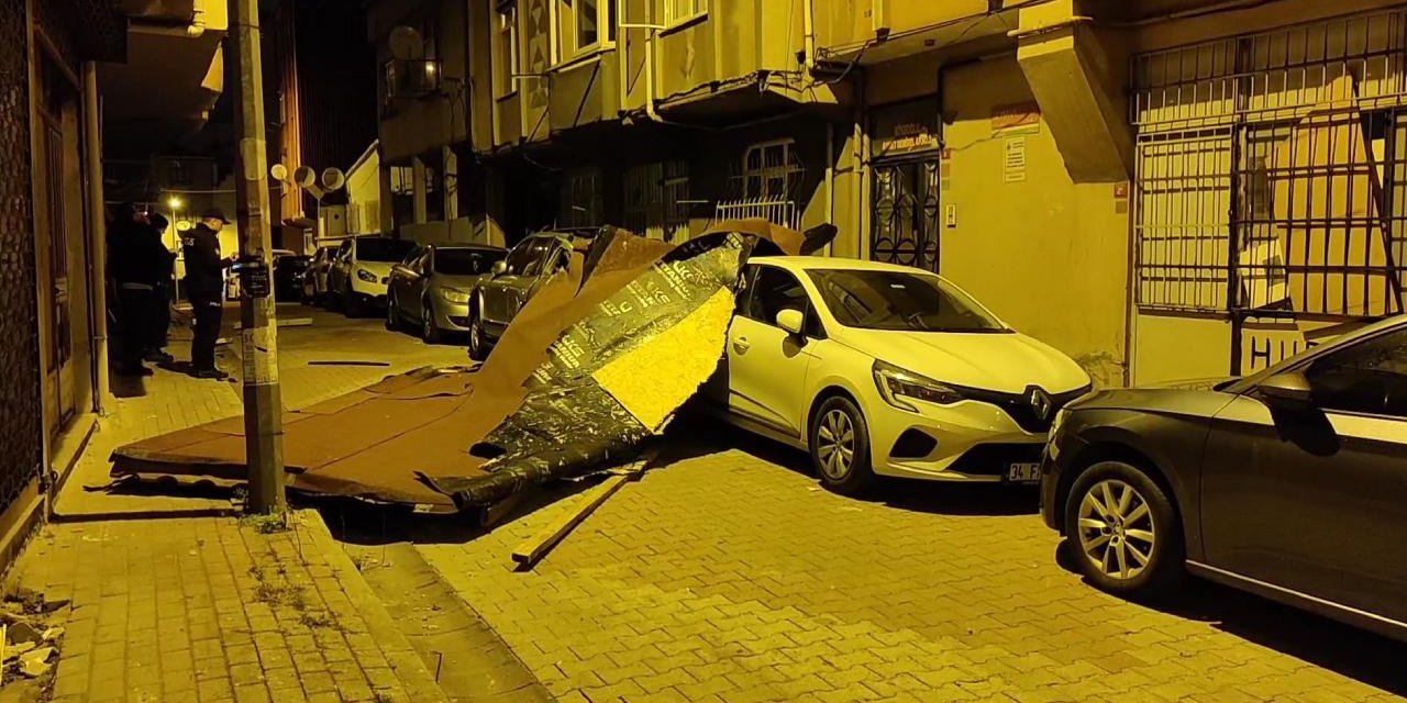 İstanbul'da fırtına: Binanın çatısı uçtu