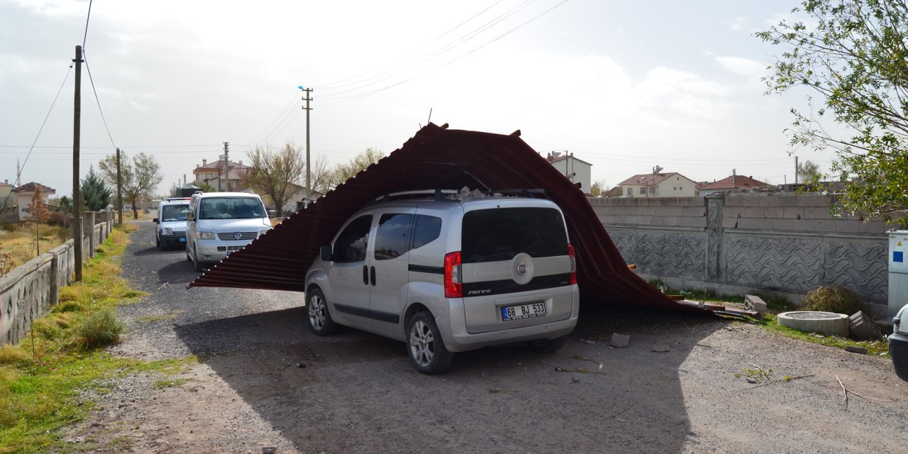 Seyir halindeki otomobilin üzerine çatı düştü!