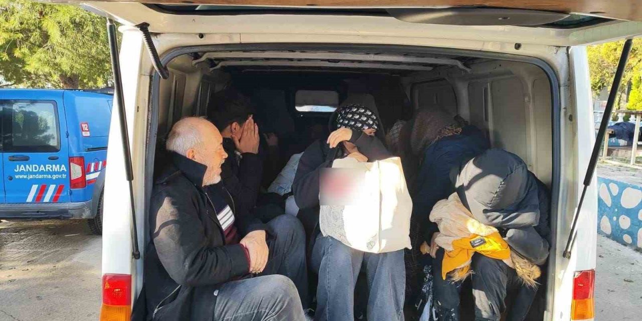Ayvacık’ta Afganistan uyruklu 18 kaçak göçmen ile 3 organizatör yakalandı