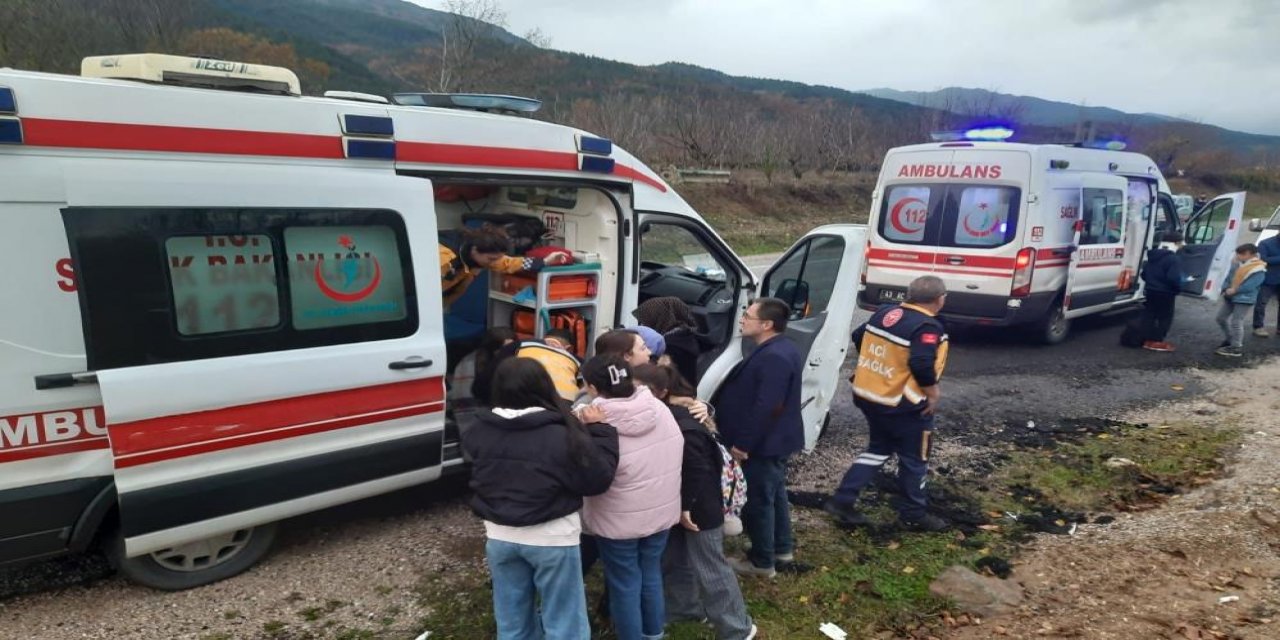Kütahya’da servis aracı toprak yığınına çarptı: 14 öğrenci yaralandı