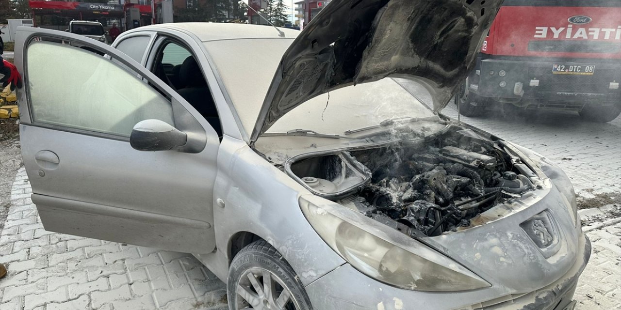 Konya'da park halindeki otomobilde yangın!