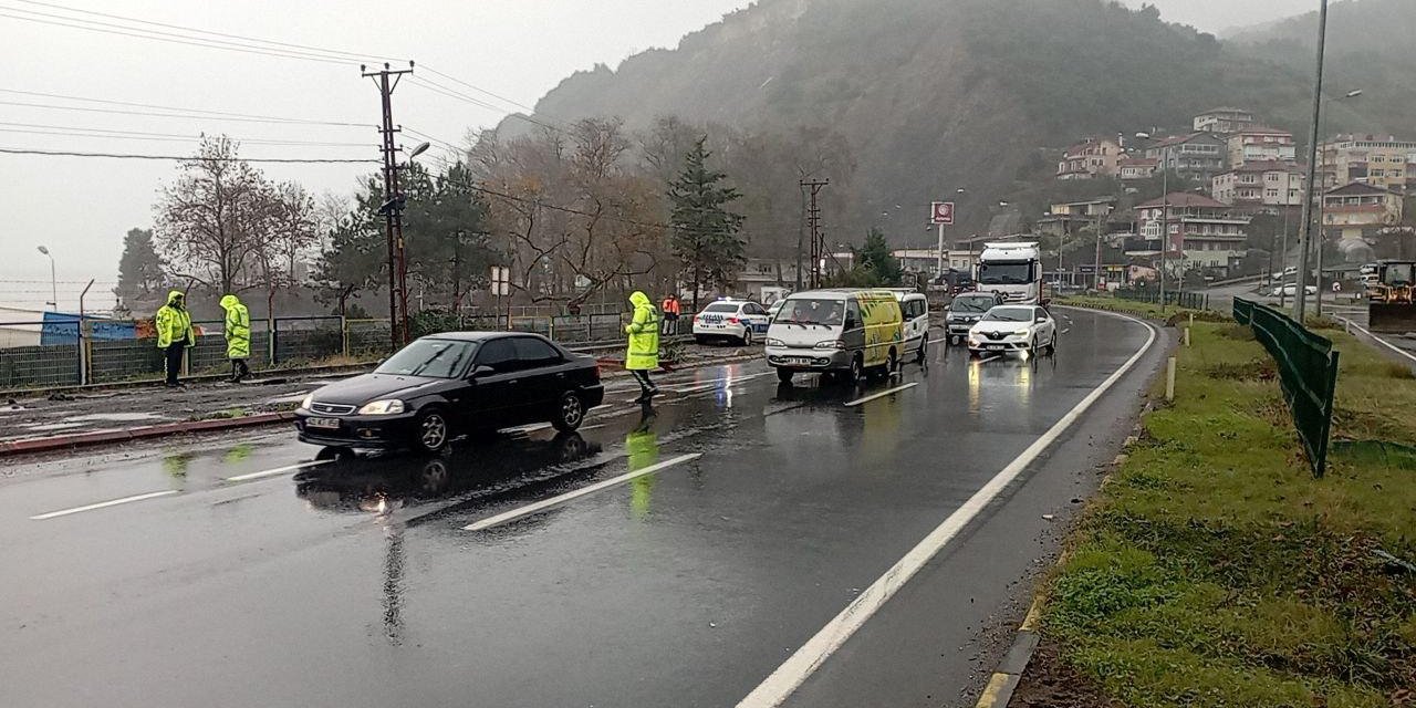 Heyelanda kapanan Zonguldak-Alaplı kara yolunda ulaşım tek şeritten sağlanmaya başladı