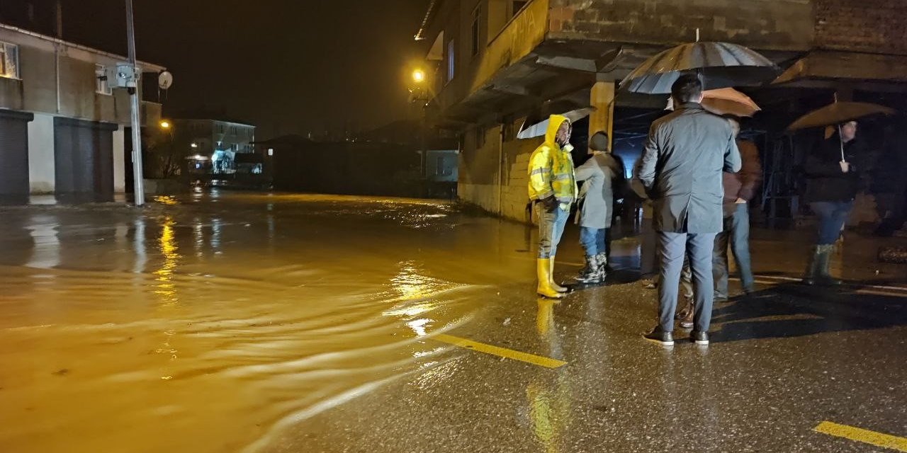 Sakarya'da yağış taşkınlara sebep oldu, iş yerleri sular altında kaldı