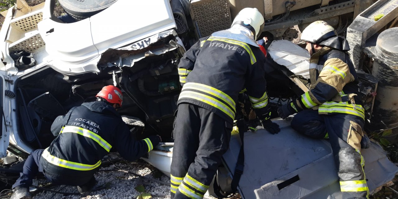 Kocaeli'de, şarampole devrilen kamyonun altında kalan sürücü öldü