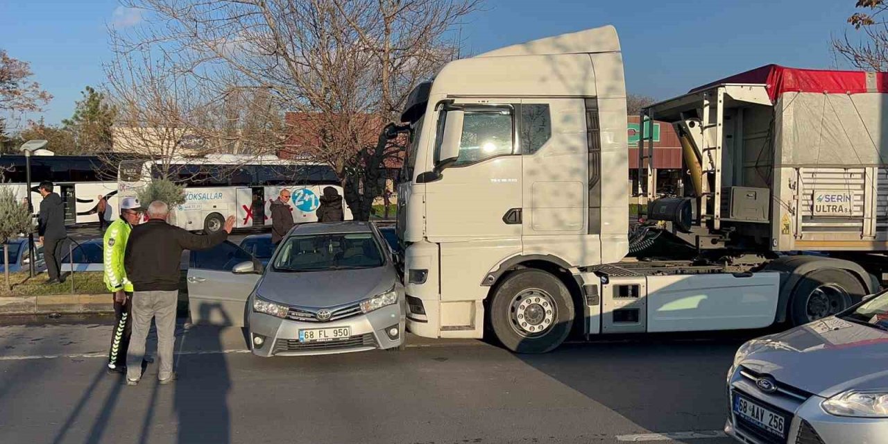 Tırın önünde sürüklenen otomobildeki 3 kişi yaralandı