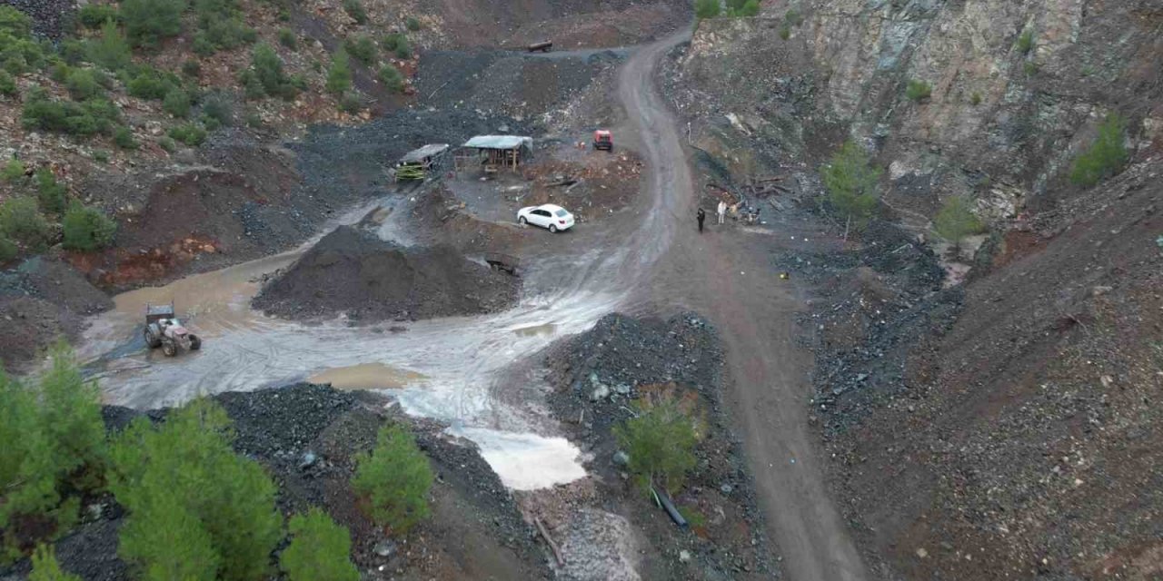 2 işçiye mezar olan krom madeni havadan görüntülendi