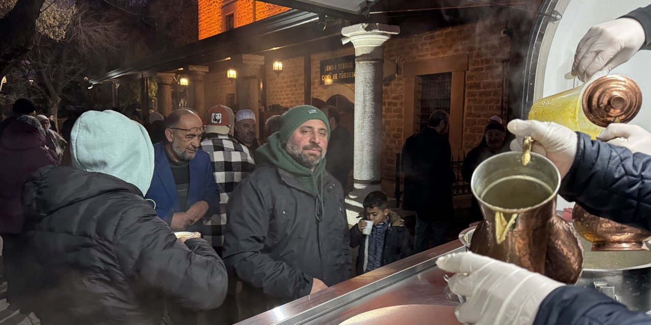 Konya'da Mevlana'yı anma törenlerine gelenlere sıcak ikram