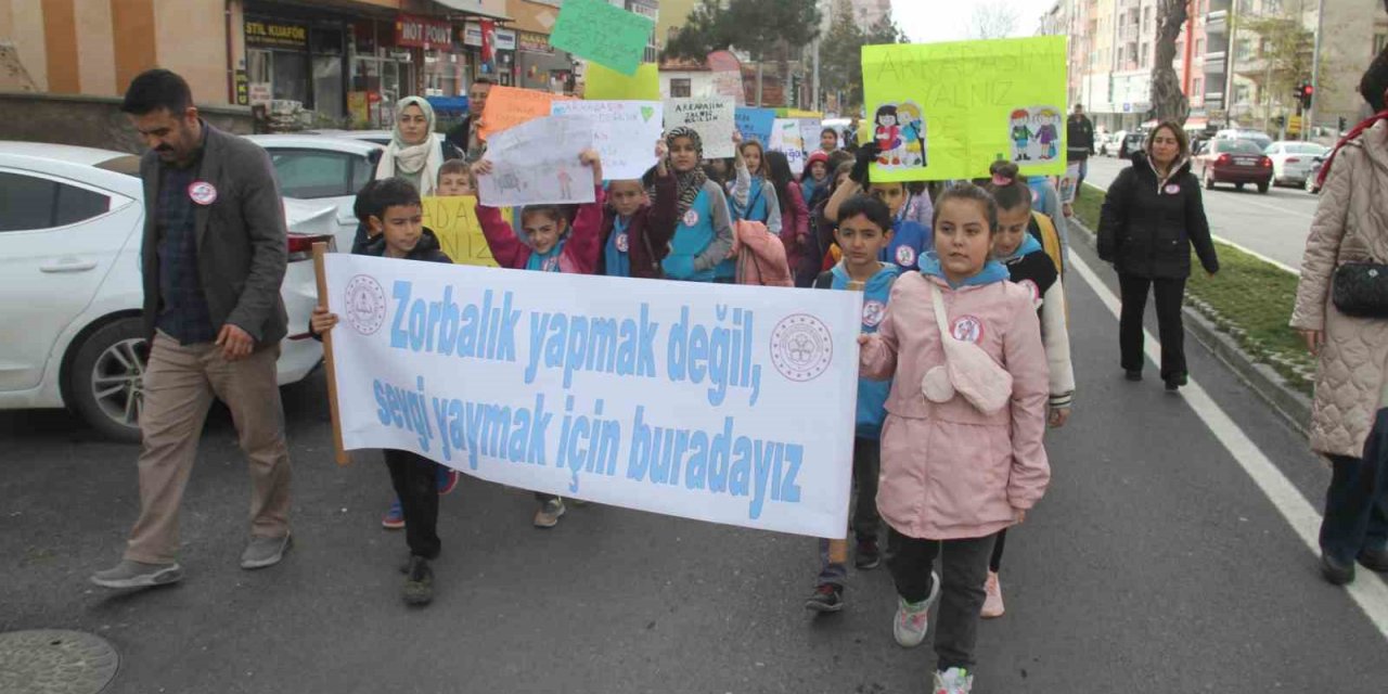 Konya’da öğrenciler akran zorbalığına dikkat çekmek için yürüdü