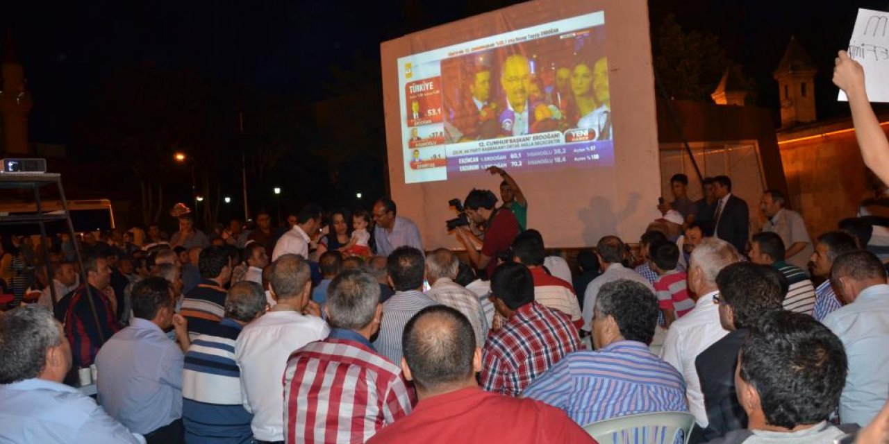 Karaman’da AK Partililer seçim zaferini Kent Meydanı’nda kutladı