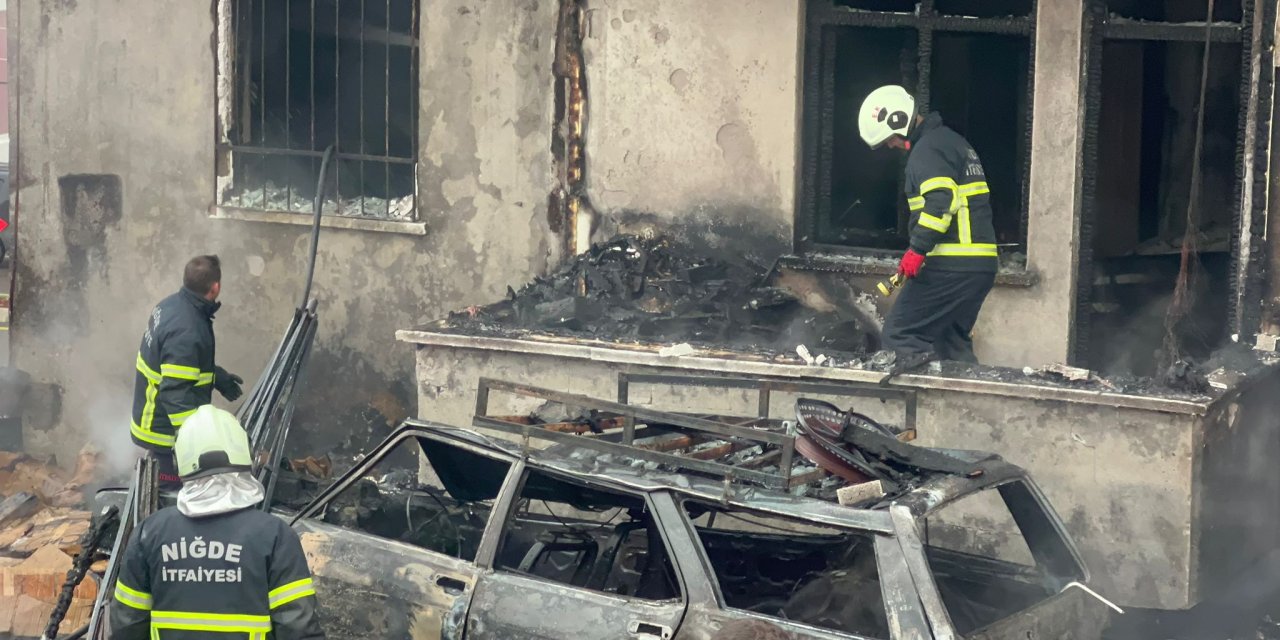 Çöpten yangın sıçradı, 2 daire ile otomobil kullanılamaz hale geldi