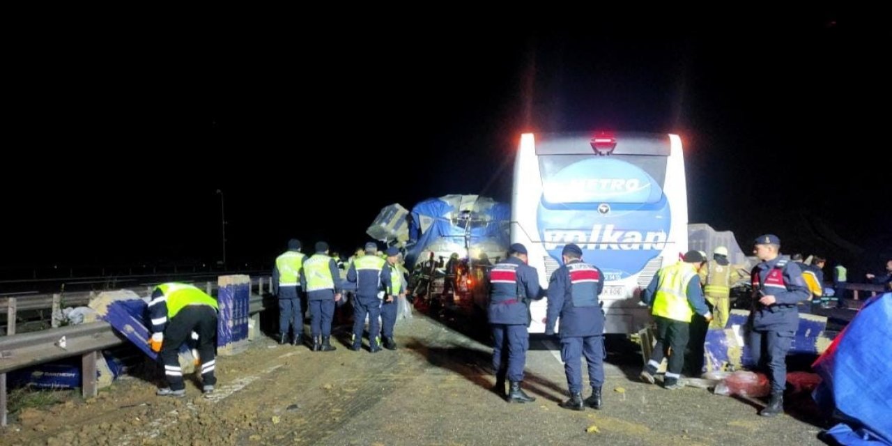 Kuzey Marmara Otoyolu'nda trafik kazasında 1 kişi öldü 37 kişi yaralandı