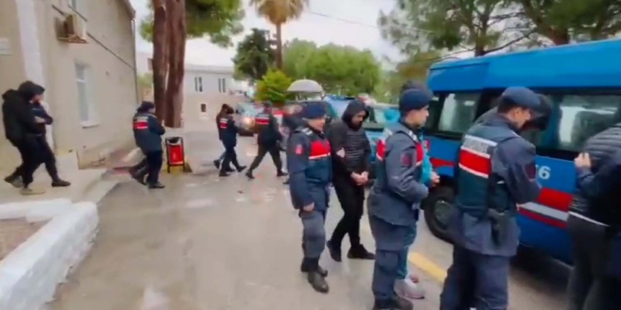 İzmir'de 173 kaçak göçmen yakalandı; 15 organizatöre tutuklama