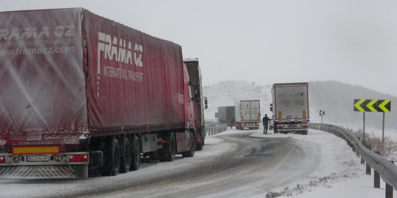 Kar nedeniyle yollar kapandı, tırlar mahsur kaldı