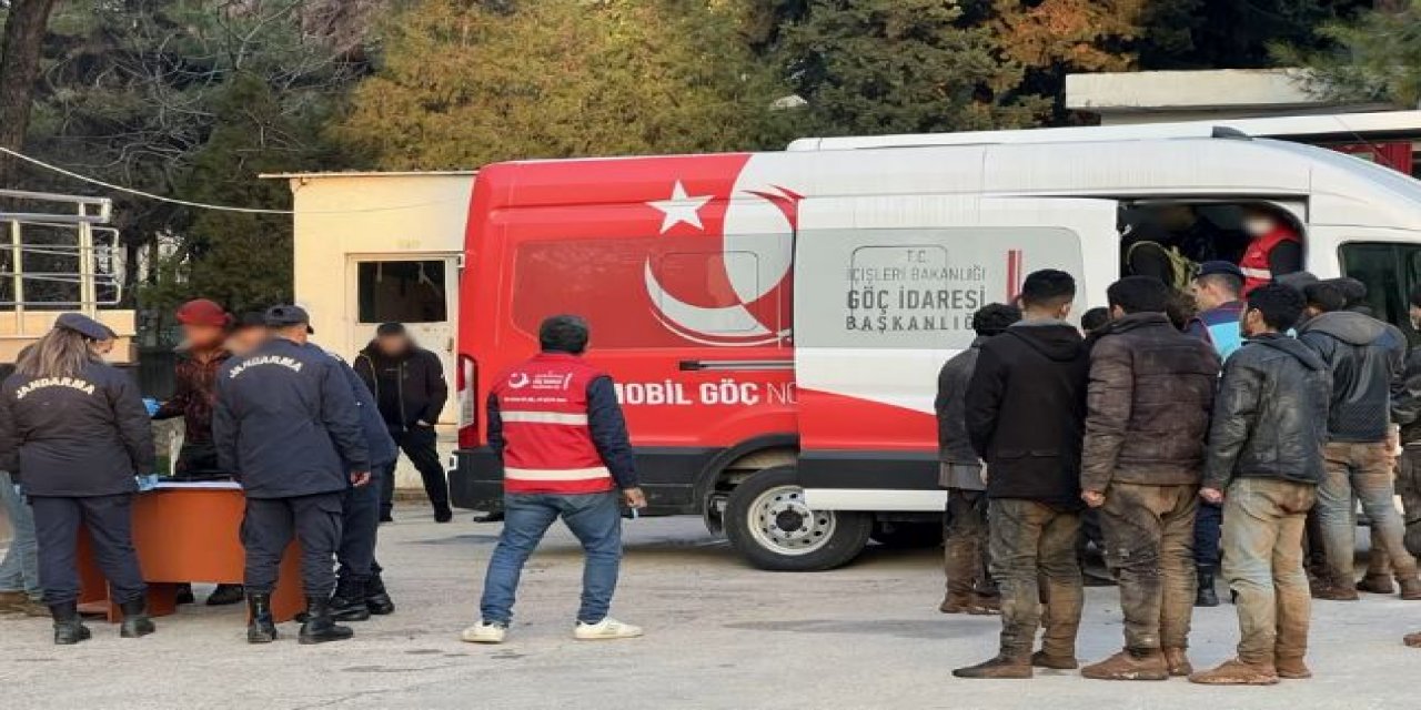 Gaziantep'te 58 kaçak göçmen ile 4 organizatör yakalandı