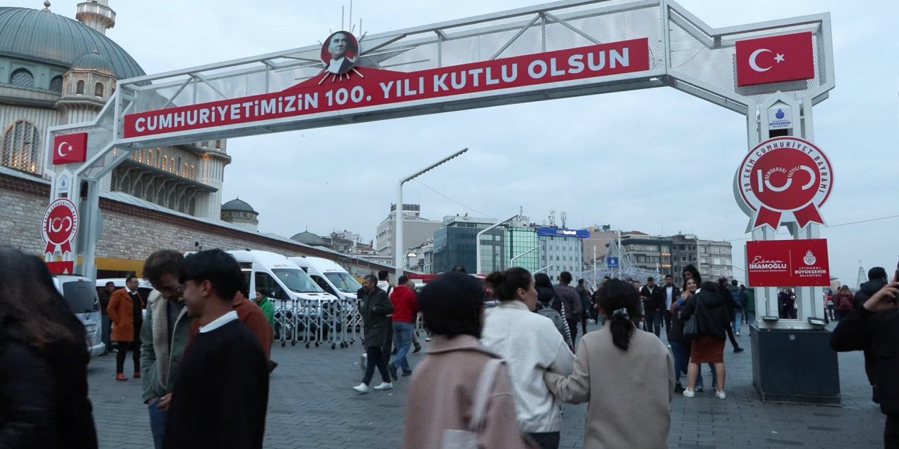 Taksim'de yeni yıla saatler kala hareketlilik başladı