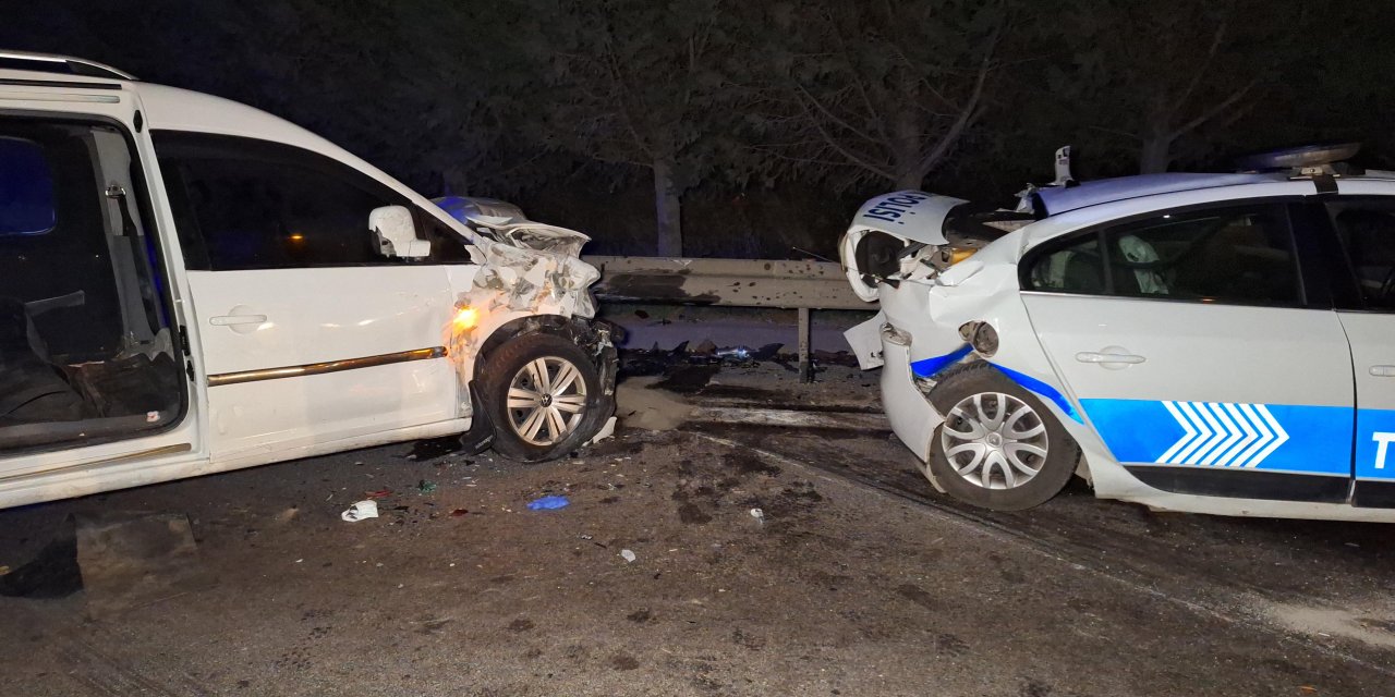 Kaçak göçmenleri taşıyan araç, polis aracına çarptı: 4'ü polis, 18 yaralı