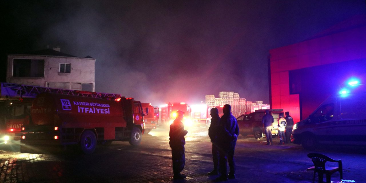 Kayseri'de palet fabrikasında yangın