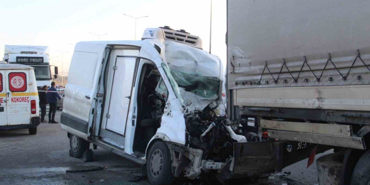 Minibüs park halindeki tıra  saplandı: 21 yaşındaki sürücü hayatını kaybetti