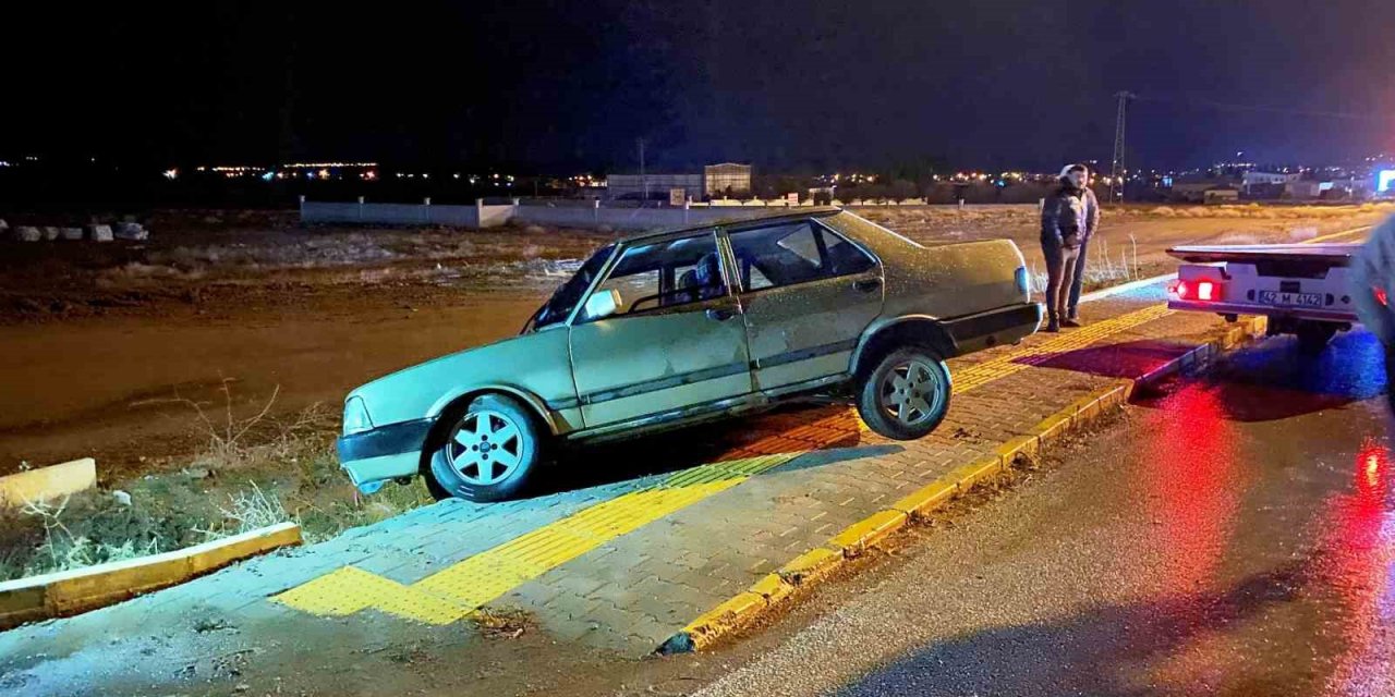 Konya'da alkollü sürücünün kullandığı otomobil kaldırımda askıda kaldı