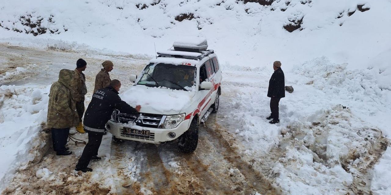 Kar nedeniyle köyde mahsur kalan hasta 2 saatlik çalışmayla hastaneye ulaştırıldı