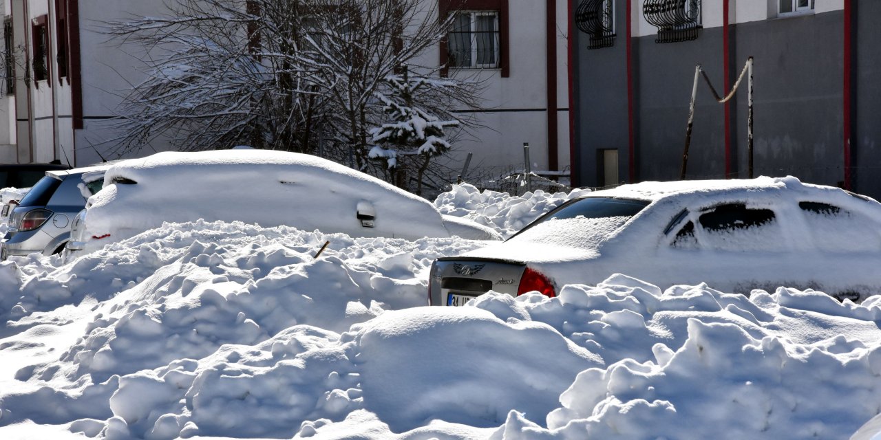 Kar, 60 köyü ulaşıma kapadı