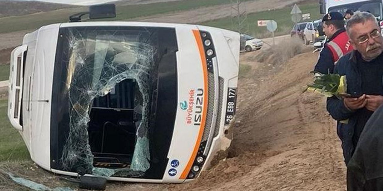 Kamyonun çarptığı halk otobüsü devrildi; 11 yaralı