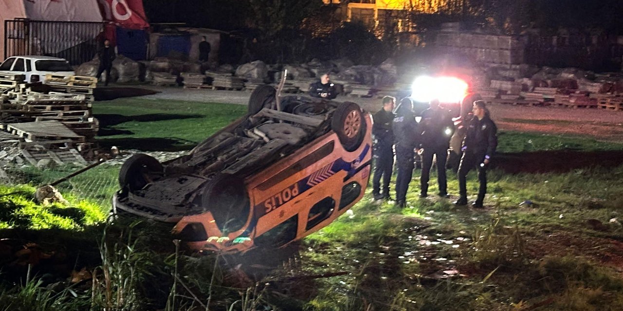 Polis aracı, yol kenarındaki arsaya devrildi; 3 yaralı