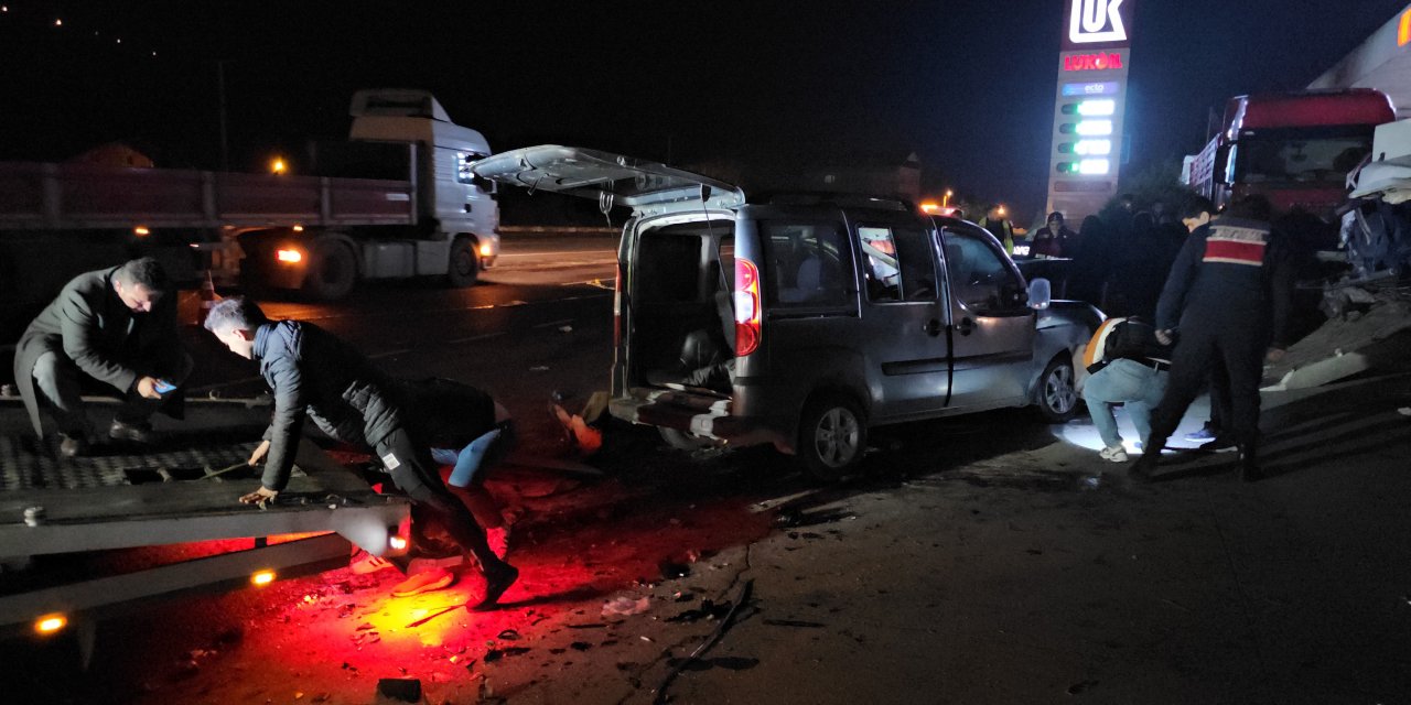 Kazaya karışan 3 araçtan 1'i ikiye bölündü! 1 ölü, 5 yaralı